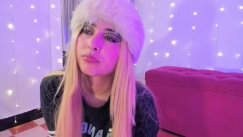 _karine01 online show from September 19, 2025, 3:52 am