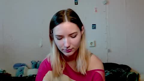 _kikiclark_ online show from October 12, 2025, 8:35 am