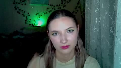 _kikiclark_ online show from November 14, 2025, 10:29 pm