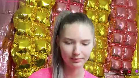 _kikiclark_ online show from April 19, 2026, 1:21 pm