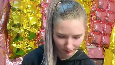 _kikiclark_ online show from April 19, 2026, 8:11 pm