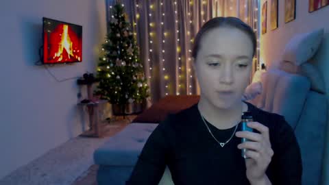 _lalune_ online show from December 9, 2024, 12:19 pm