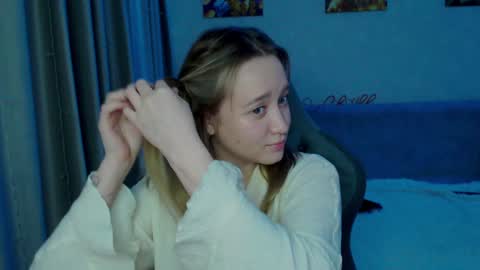 _lalune_ online show from January 27, 2025, 1:37 am