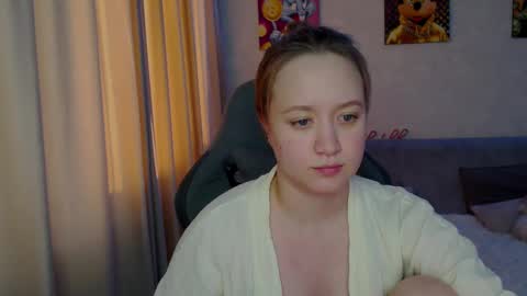 _lalune_ online show from February 10, 2025, 12:29 pm