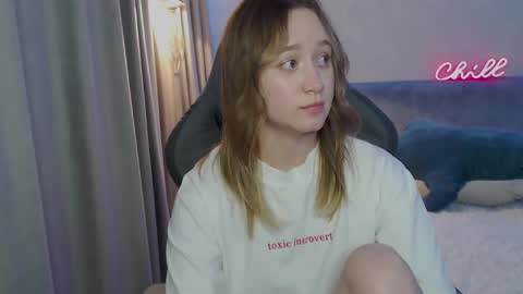 _lalune_ online show from February 26, 2025, 7:38 pm