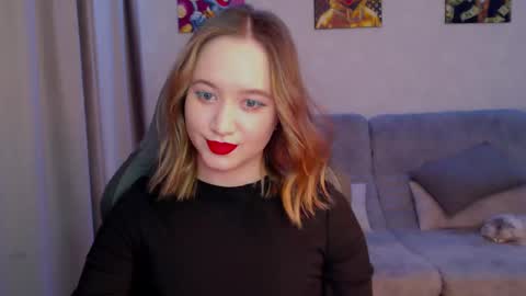 _lalune_ online show from March 4, 2025, 11:08 am