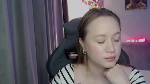 _lalune_ online show from October 2, 2025, 12:17 am