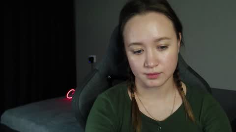 _lalune_ online show from December 4, 2025, 3:54 pm