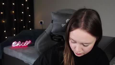 _lalune_ online show from December 14, 2025, 11:59 am