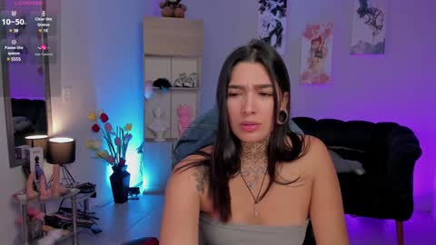 Snapshot of _louane_bour chatting on January 13, 2025, 2:11 pm Laura Independent Model online show from January 13, 2025, 2:11 pm