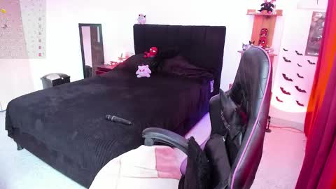 Queen.  Help me reach 100 thumbs up  online show from February 3, 2026, 5:18 pm