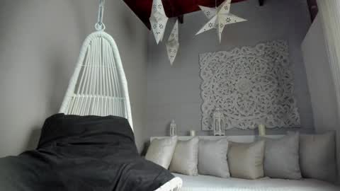  Luna  online show from February 2, 2025, 2:34 pm