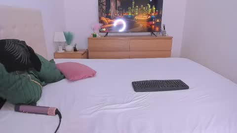 Lynna online show from January 7, 2026, 10:45 pm