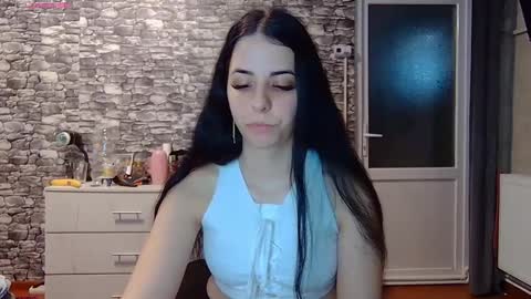 Snapshot of _mari___ chatting on February 16, 2026, 8:43 am Mari online show from February 16, 2026, 8:43 am