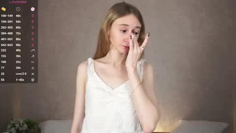  Gwen  online show from September 18, 2025, 3:52 am