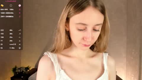  Gwen  online show from October 19, 2025, 2:45 am