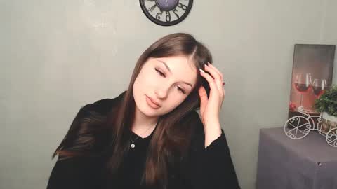 Mia online show from March 9, 2025, 2:21 pm