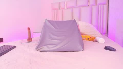 Mia  online show from March 4, 2026, 12:11 pm