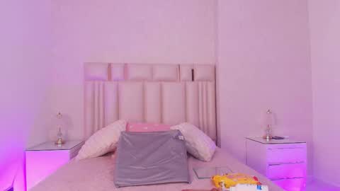 Mia  online show from March 6, 2026, 12:01 pm