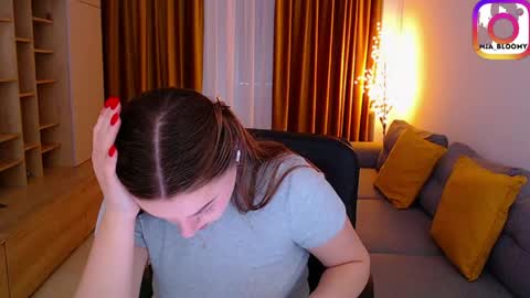 Mia online show from April 21, 2026, 7:03 am