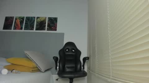 _molly_rosse_ online show from February 14, 2026, 12:02 pm