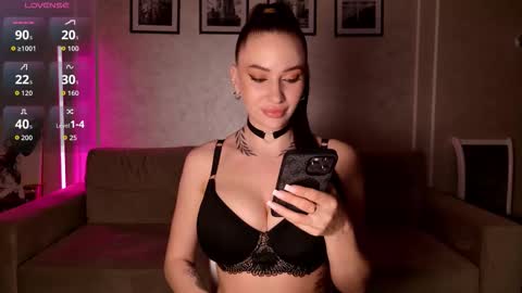 Snapshot of _moon_girl_18 chatting on March 3, 2026, 5:19 pm Nikol online show from March 3, 2026, 5:19 pm
