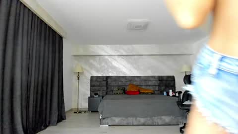 Snapshot of _myaa chatting on February 7, 2025, 8:33 am Maya online show from February 7, 2025, 8:33 am