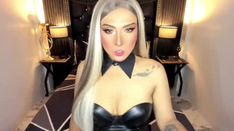 _natashacooper_ online show from May 20, 2026, 10:21 am