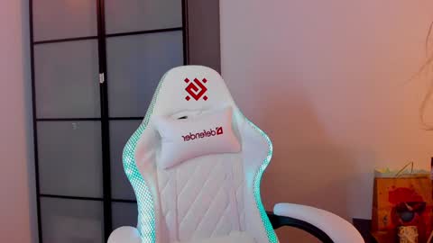 Mia with a big heart  online show from January 27, 2025, 3:26 am