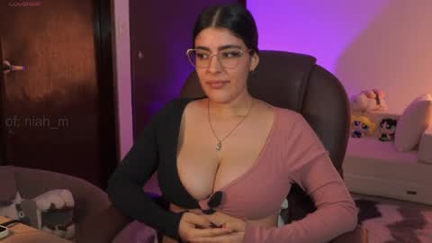 Snapshot of _niah chatting on May 27, 2026, 1:57 am NiniHelp me by giving my show a thumbs up online show from May 27, 2026, 1:57 am