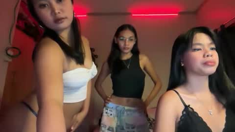 _petitechloe online show from April 5, 2026, 10:56 am