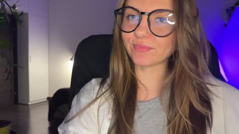  HADLY today day-off see u online 0112  online show from December 18, 2024, 5:21 pm