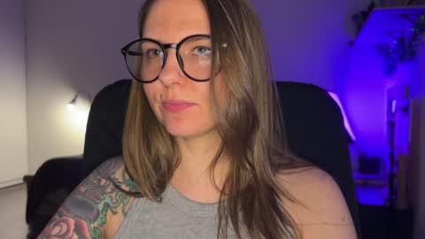  HADLY today day-off see u online 0112  online show from December 18, 2024, 8:25 pm