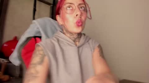 Snapshot of _selene_red chatting on December 19, 2025, 2:46 pm Selene online show from December 19, 2025, 2:46 pm