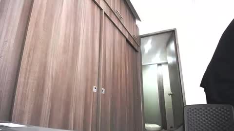 Juan Pablo-independent model online show from April 21, 2026, 5:28 pm