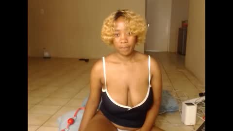 Snapshot of _sexylipss chatting on November 28, 2025, 5:37 pm _sexylipss online show from November 28, 2025, 5:37 pm