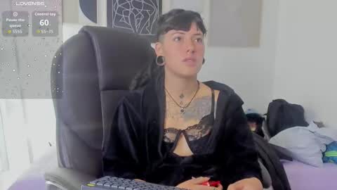 _sharlotte777 online show from November 28, 2025, 4:53 pm