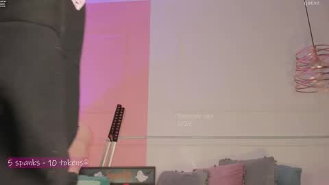 _tammarra_ online show from October 10, 2025, 2:05 pm