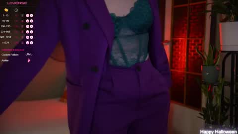 Evi online show from October 31, 2025, 8:10 pm