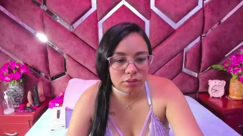 _violeta18_ online show from November 4, 2025, 3:27 am