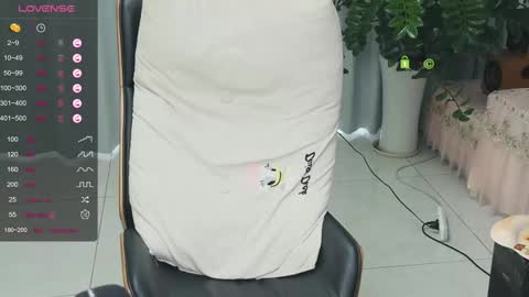 _zizi_ online show from February 3, 2025, 3:42 am