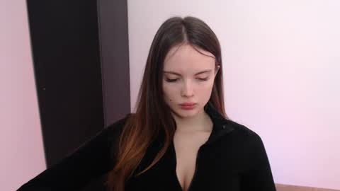 a_ariella_ online show from October 7, 2025, 7:16 am