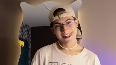 Snapshot of aaron_eze chatting on September 16, 2025, 7:59 pm Aaron Ezequiel online show from September 16, 2025, 7:59 pm