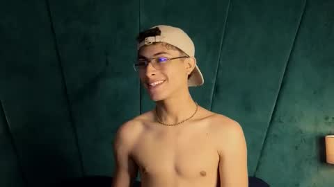 Snapshot of aaron_eze chatting on October 11, 2025, 9:24 pm Aaron Ezequiel online show from October 11, 2025, 9:24 pm