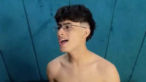 Snapshot of aaron_eze chatting on November 6, 2025, 11:37 pm Aaron Ezequiel online show from November 6, 2025, 11:37 pm