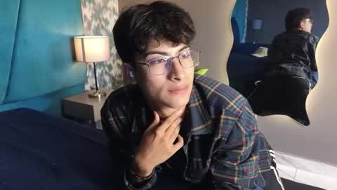 Snapshot of aaron_eze chatting on November 23, 2025, 8:41 pm Aaron Ezequiel online show from November 23, 2025, 8:41 pm