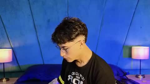 Snapshot of aaron_eze chatting on November 26, 2025, 11:17 pm Aaron Ezequiel online show from November 26, 2025, 11:17 pm