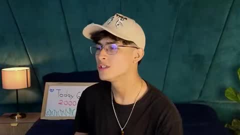 Snapshot of aaron_eze chatting on December 3, 2025, 10:41 pm Aaron Ezequiel online show from December 3, 2025, 10:41 pm