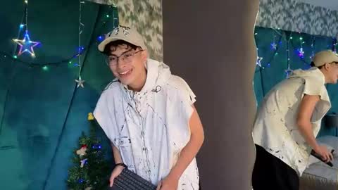 Snapshot of aaron_eze chatting on December 5, 2025, 8:38 pm Aaron Ezequiel online show from December 5, 2025, 8:38 pm