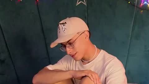 Snapshot of aaron_eze chatting on December 13, 2025, 9:53 pm Aaron Ezequiel online show from December 13, 2025, 9:53 pm